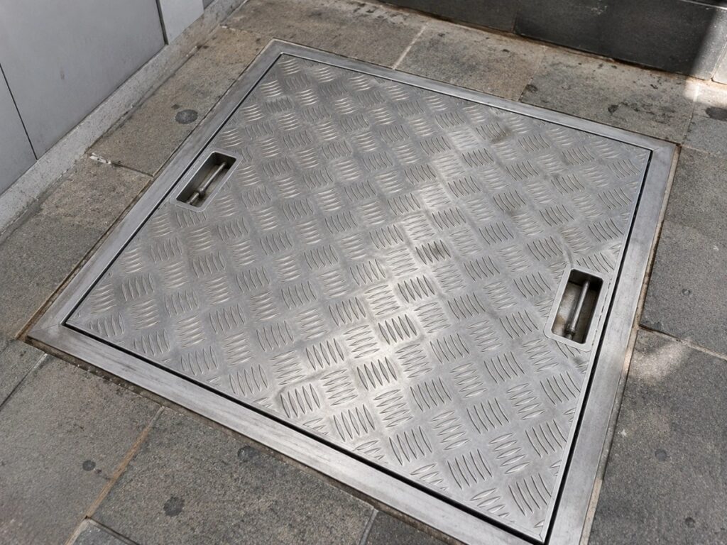 Aluminium chequered solid top access cover with lifting handles – Alphatek UAE