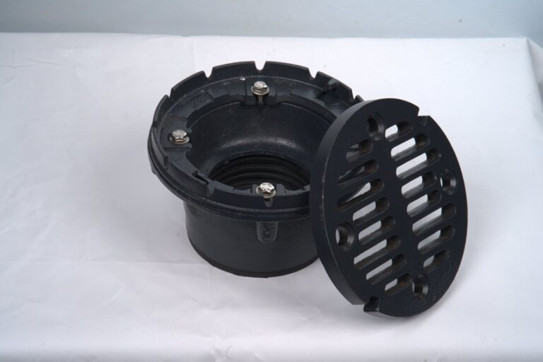 Flat type roof drain with removable grate