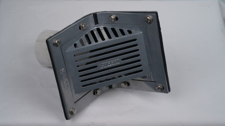 Scupper type roof drain with angled grate