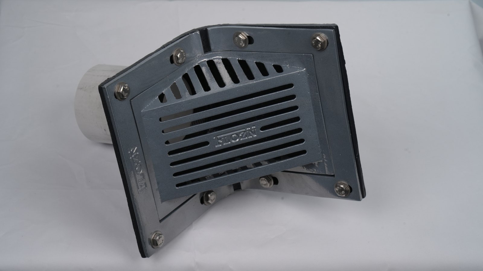 Cast iron scupper roof drain for parapet walls
